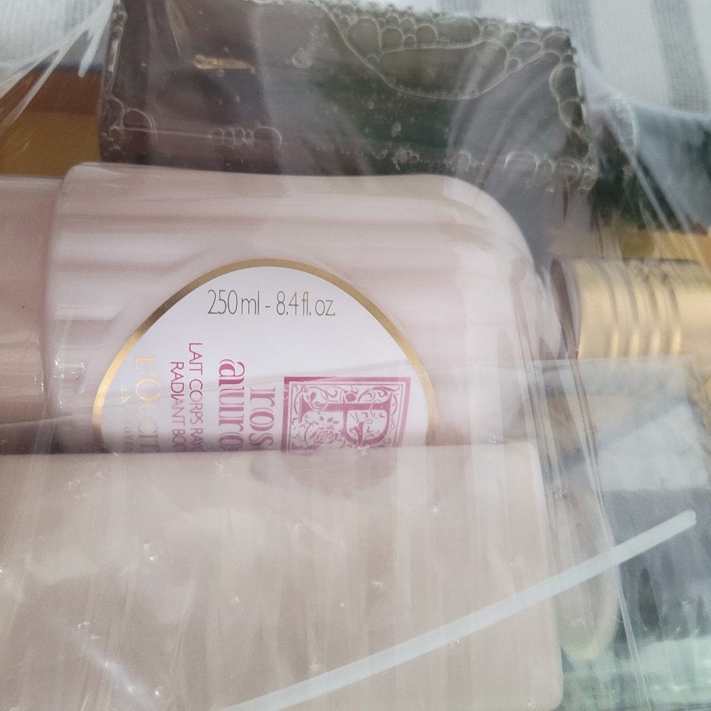 NIB L'Occitane Gift Set - Picture 2 of 5